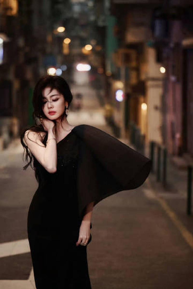 白鹿娇媚优雅身姿穿行夜色街头 复旧港风好意思东谈主风情